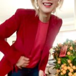 Sammi Cheng Instagram - ♥️♥️♥️♥️ 龍年快樂。恭喜發財。身體健康。 早上十一時多就回到媽咪家中拜年。弟弟亦已抵達，高高興興吃了一個午餐。😋 恭喜各位和每一位在此留言的網友們，心想事成，美好的事降臨。笑口常開。♥️ #有冇人可以說得出我這件紅色西裝褸是在那一個紀念性場合着過的。🤭🤭🤭 （答案係2000年叱吒樂壇頒獎禮的得獎戰衣….） #補充一句係窄過廿四年前囉😂