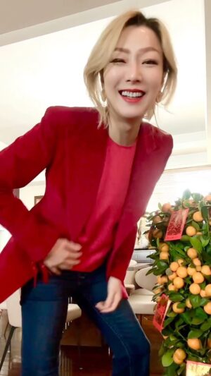 Sammi Cheng Instagram - ♥️♥️♥️♥️
龍年快樂。恭喜發財。身體健康。
早上十一時多就回到媽咪家中拜年。弟弟亦已抵達，高高興興吃了一個午餐。😋
恭喜各位和每一位在此留言的網友們，心想事成，美好的事降臨。笑口常開。♥️
#有冇人可以說得出我這件紅色西裝褸是在那一個紀念性場合着過的。🤭🤭🤭
（答案係2000年叱吒樂壇頒獎禮的得獎戰衣….）
#補充一句係窄過廿四年前囉😂
