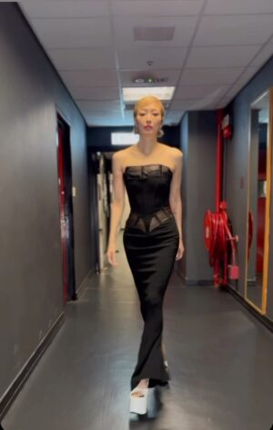 Sammi Cheng Instagram - ♥️♥️♥️♥️
選擇衣服很憑感覺。
有時一挑即合，有時則需時一找再找。
在家中試穿呢條裙時，感覺極其自在，於是就是它了。一分鐘內作出的決定。
#憑感覺
#不需讓衣服的價目去左右或介定自己
#穿出自在的重要性
#MUGLERHM
#HMHONGKONG @hm  #hmmugler. #blackdress  #eveningdress  #blackdresses  #catwalk
