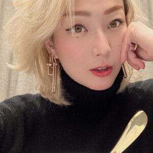 Sammi Cheng Instagram - 🖤🖤🖤🖤
#自己化妝
#自己化個淡妝見好姊妹
#跟好姊妹飯聚🥰