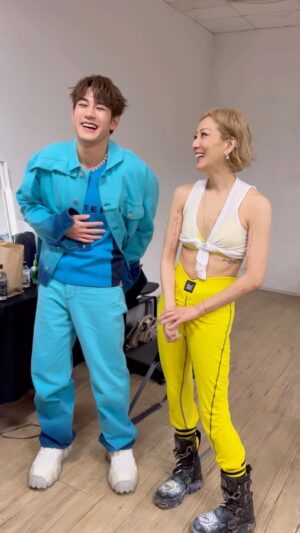 Sammi Cheng Instagram - 💙❤️💙❤️
一起工作非常good vibes.😄
(可能大家都係年青人😂🤟）
今年決心要拍一些「高質」MV. 繼「愛是2.0」响Paris 拍攝，今次響台北拍攝了整整兩天。MV𥚃用了不少AI技術和效果。也有100位舞蹈員參與。
#其實當初係响youtube睇咗陳志雲同Jeffrey的訪問和看到Jeffrey即席唱live才知道積肥有志於唱歌然後Mi就決定找積肥參予呢首歌
#真係多得陳志雲的訪談😊
@chanchiwan_stephen 
#這個MV其實用咗不少AI技術
#MV有正常版以及一個direvtor’s cut 
#夢想組合
#致我們的夢想 @jeffreyngai