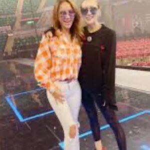 Sammi Cheng Instagram - 昨天很難一下子接受這消息，想寫點什麼，卻又不知如何表達…
仍感難過。抑鬱症…. 我𢤦
腦中一直想起我們在華星時期的合作，那時大伙兒都青春正盛，一起為歌唱理想𡚒鬥，一起排舞，然後一起出席電視台大大小小的宣傳。
我亦翻唱過你的作品。（給最傷心的人）
然後在2019年你擔任我演唱會嘉賓。記得我們久沒相見，彼此深深的擁抱。在台上我們合唱了我倆二人的版本（給最傷心的人）。
現在回看，可一不可再，謝謝你送給我這份「可一不可再」的美麗回憶。♥️
一切一切，點點滴滴，成為了你在我心中最美好的CoCo. 
#我們大家都會記住你留下的美好