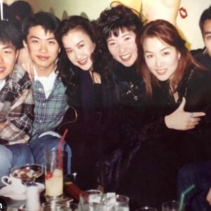 Sammi Cheng Instagram - 昨天很難一下子接受這消息，想寫點什麼，卻又不知如何表達…
仍感難過。抑鬱症…. 我𢤦
腦中一直想起我們在華星時期的合作，那時大伙兒都青春正盛，一起為歌唱理想𡚒鬥，一起排舞，然後一起出席電視台大大小小的宣傳。
我亦翻唱過你的作品。（給最傷心的人）
然後在2019年你擔任我演唱會嘉賓。記得我們久沒相見，彼此深深的擁抱。在台上我們合唱了我倆二人的版本（給最傷心的人）。
現在回看，可一不可再，謝謝你送給我這份「可一不可再」的美麗回憶。♥️
一切一切，點點滴滴，成為了你在我心中最美好的CoCo. 
#我們大家都會記住你留下的美好