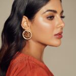 Samyuktha Instagram - Bold splash of orange to own the spotlight! 💥 #SlayingInStyle Outfit: @store.niam Jewellery : @suhanipittie Styling: @sandhya__sabbavarapu Makeup: @sadhnasingh1 Hair : @koduruamarnath Photography: @ishan.n.giri Managed by: @theblinders.in