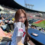 Sana Minatozaki Instagram - 첫 시구 날씨는 짱짱한 봄날이였다☀️ 그리고 승리까지🙌 기분까지 짱짱한 날🥴💛
