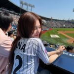 Sana Minatozaki Instagram - 첫 시구 날씨는 짱짱한 봄날이였다☀️ 그리고 승리까지🙌 기분까지 짱짱한 날🥴💛