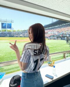 Sana Minatozaki Instagram - 첫 시구 날씨는 짱짱한 봄날이였다☀️ 그리고 승리까지🙌 기분까지 짱짱한 날🥴💛