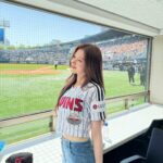 Sana Minatozaki Instagram - 첫 시구 날씨는 짱짱한 봄날이였다☀️ 그리고 승리까지🙌 기분까지 짱짱한 날🥴💛