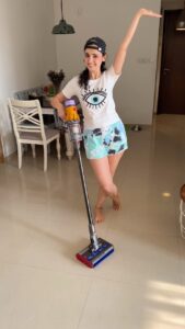 Sanaya Irani Instagram - Sunday deep clean with my new Dyson V-12 detect slim submarine 😃😃. @dyson_india #DysonHome#DysonIndia#DysonSubmarine#gifted