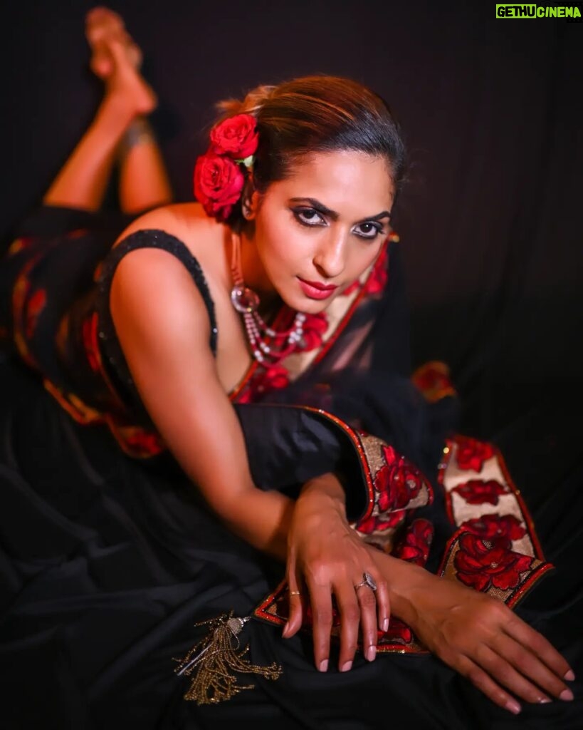 Sandhya Shetty Instagram - Drape my Dreams around me and I pose to unviel the Drama ❤ #lovemywork #sandhyashetty #Nofear #actor #supermodel #internationalspeaker #CommonWealthKarateChampion2015 #style #fashion #womenpower #fitness #saree #indianlook #rose #actorslife #bollywood #hollywood #Dharavibank #coronapapers #mylifemyrules ❤ Photographer @aslamshaikh104 Videographer @swapnil7898 Designer @kaushikshrimanker Makeup @ramaniya_by_apoorvaks Hair @beautyblush_07
