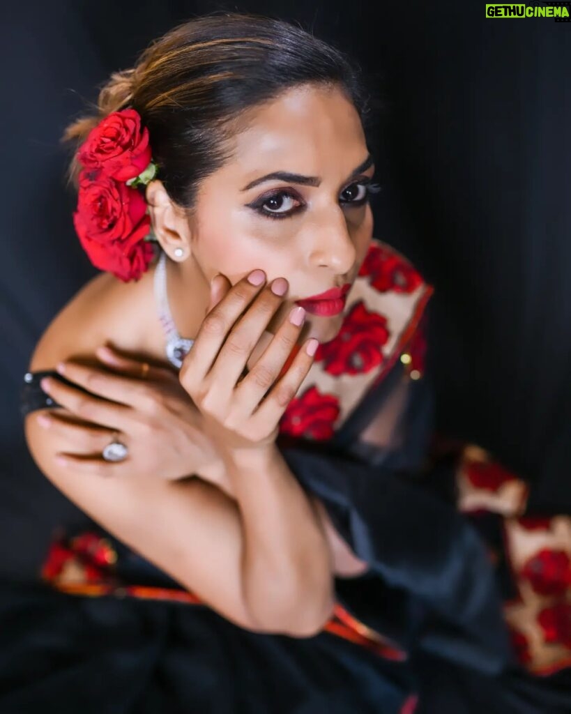 Sandhya Shetty Instagram - Drape my Dreams around me and I pose to unviel the Drama ❤ #lovemywork #sandhyashetty #Nofear #actor #supermodel #internationalspeaker #CommonWealthKarateChampion2015 #style #fashion #womenpower #fitness #saree #indianlook #rose #actorslife #bollywood #hollywood #Dharavibank #coronapapers #mylifemyrules ❤ Photographer @aslamshaikh104 Videographer @swapnil7898 Designer @kaushikshrimanker Makeup @ramaniya_by_apoorvaks Hair @beautyblush_07