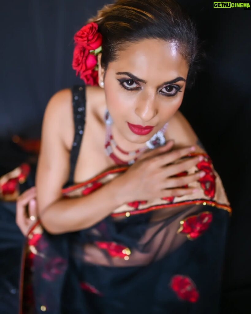 Sandhya Shetty Instagram - Drape my Dreams around me and I pose to unviel the Drama ❤ #lovemywork #sandhyashetty #Nofear #actor #supermodel #internationalspeaker #CommonWealthKarateChampion2015 #style #fashion #womenpower #fitness #saree #indianlook #rose #actorslife #bollywood #hollywood #Dharavibank #coronapapers #mylifemyrules ❤ Photographer @aslamshaikh104 Videographer @swapnil7898 Designer @kaushikshrimanker Makeup @ramaniya_by_apoorvaks Hair @beautyblush_07
