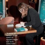 Sandra Barneda Instagram - El amor y los libros en un mismo día donde todo se llena de rosas, sonrisas y gente paseando en busca de su tesoro lector. Desde hace más de diez años no he fallado un sólo Sant Jordi para disfrutar de Barcelona, de sus calles vestidas y firmar libros a tod@s. Este año no estaré firmando, pero mi alma, como todos los Sant Jordi estará allí... disfrutando del perfume de una fiesta al amor y la cultura. Feliz Sant Jordi!!! 🌹 #SantJordi2024 Por cierto, ¿qué libro será el vuestro para este #SantJordi? *Extractos de mi última novela, ‘Las olas del tiempo perdido’ 📸 @raulphoto