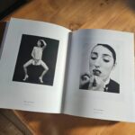 Sandra Barneda Instagram - Adoro tiempo para mi. A veces me quedo encantada y otras revisando tesoros como esta joya de libro del gran Manuel Otomuro. Qué preciosidad de fotografías! Arte !!! ¿Adoras tu tb tiempo para ti? . . . #tiempoparami #libros #vidaysonreir #megustaleer #fotografias