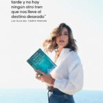 Sandra Barneda Instagram - El amor y los libros en un mismo día donde todo se llena de rosas, sonrisas y gente paseando en busca de su tesoro lector. Desde hace más de diez años no he fallado un sólo Sant Jordi para disfrutar de Barcelona, de sus calles vestidas y firmar libros a tod@s. Este año no estaré firmando, pero mi alma, como todos los Sant Jordi estará allí... disfrutando del perfume de una fiesta al amor y la cultura. Feliz Sant Jordi!!! 🌹 #SantJordi2024 Por cierto, ¿qué libro será el vuestro para este #SantJordi? *Extractos de mi última novela, ‘Las olas del tiempo perdido’ 📸 @raulphoto