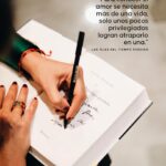 Sandra Barneda Instagram - El amor y los libros en un mismo día donde todo se llena de rosas, sonrisas y gente paseando en busca de su tesoro lector. Desde hace más de diez años no he fallado un sólo Sant Jordi para disfrutar de Barcelona, de sus calles vestidas y firmar libros a tod@s. Este año no estaré firmando, pero mi alma, como todos los Sant Jordi estará allí... disfrutando del perfume de una fiesta al amor y la cultura. Feliz Sant Jordi!!! 🌹 #SantJordi2024 Por cierto, ¿qué libro será el vuestro para este #SantJordi? *Extractos de mi última novela, ‘Las olas del tiempo perdido’ 📸 @raulphoto