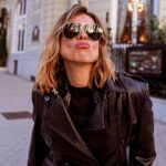 Sandra Barneda Instagram - Con ganas de Rock&Roll Y tú? . . . Esta noche gala de #Supervivientes a las 22h. ¿Qué ocurrirá con Zayra? ¿Quién ganara el juego de recompensa? ¿Cómo llevan el cambio de playass los equipos? En Playa Lbo como están Laura, Lorena y Kiko?.. A quien elegirá esta noche el Oráculo de Poseídón? . . . #conexionhonduras #domingoshow #alegría