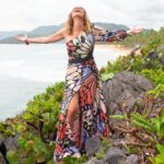 Sandra Barneda Instagram - Llegó el día La 7T de La Isla de las tentaciones se estrena. La Isla vuelve a visitarnos con toda su pasión y sus aventuras Espero que el 7 sea un número que nos de suerte y esta sea una temporada memorable, tanto como pas anteriores. Como siempre agradecer a todos el equipo de Cuarzo,empezando por Juanra , Mery, Ángeles, Angel, producción, redacción, cámaras. . Mi querida Ruth maquillaje...❤️❤️❤️❤️ Y gracias Mediaset.por confiar una edición más en mi.🩷🩷🩷 Todos los programas son de equipo pero este un poquito más que el resto. Espero con gusto vuestros comentarios, impresiones, fibios y fobias de la sparejas de la isla así como de todas las situaciones que se producen. ¡Ganas de que empiece! Ahora si BIENVENIDOS A LA ISLA DE LAS TENTACIONES. . . . #laisladelastentaciones7 #sevienencurvas #tentaciones #amorotentacion