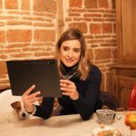 Sandra Barneda Instagram - En la vorágine del trabajo: guiones, novelas, mails…intento administrar mi tiempo y eliminar distracciones para mejorar el rendimiento. La productividad no es solo trabajar más duro, ¡es trabajar de manera más inteligente! 💪 Con mi #GalaxyTabS9 Ultra de @samsungespana puedo trabajar desde cualquier lugar. Gracias a su gran pantalla y al Book Cover Keyboard sin duda se ha convertido en mi mejor herramienta de trabajo, me permite estar relajada y disfrutar de las tareas de mi día a día.  @samsungespana  #GalaxyTabS9 Ultra  #publi