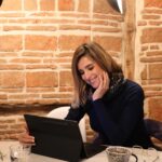 Sandra Barneda Instagram - En la vorágine del trabajo: guiones, novelas, mails…intento administrar mi tiempo y eliminar distracciones para mejorar el rendimiento. La productividad no es solo trabajar más duro, ¡es trabajar de manera más inteligente! 💪 Con mi #GalaxyTabS9 Ultra de @samsungespana puedo trabajar desde cualquier lugar. Gracias a su gran pantalla y al Book Cover Keyboard sin duda se ha convertido en mi mejor herramienta de trabajo, me permite estar relajada y disfrutar de las tareas de mi día a día.  @samsungespana  #GalaxyTabS9 Ultra  #publi