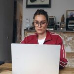 Sandra Barneda Instagram - Os dije hace poco que la Inteligencia Artificial había llegado a mi vida y os confirmo que no puedo ya vivir sin ella. La uso en todos lados, en mi nuevo #GalaxyBook4 Pro 360 de @samsungespana también y estoy maravillada ✨ Gracias a este nuevo compañero puedo elevar mi productividad, mejorar mi creatividad y ahorrar mucho tiempo. El asistente virtual de Microsoft que lleva integrado IA es una auténtica maravilla, responde a mis preguntas con información veraz y verificada. Y lo mejor de todo es que puedo conectarlo a otros dispositivos Samsung para mayor comodidad. Vosotros, ¿para qué utilizaríais este dispositivo? #publi