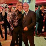 Sandra Barneda Instagram - La fiesta de anoche ofreció grandes momentos, charlas bonitas, brindis, abrazos, miradas cómplices... Pero la imagen, la foto elegida es con él. Hace más de ventisiete años siendo una joven de 21 años que llegaba a Madrid con una oferta de trabajo inesperada. Presentar los informativos fin de semana con Pedro Piqueras. Dimos la bienvenida al nuevo Milenio y fue una etapa de gran aprendizaje para mi. La vida nos volvió a juntar doce años después en @mediasetcom ... y nuestras diferencuas de antaño desaparecieron. En esta casa he madurado como mujer y como profesional... Ayer Pedro y yo recordamos momentos y nos abrazamos por tantas cosas que nos dijimos... El próximo 21 de Diciembre Pedro Piqueras se retira. Deja los informativos....aunque no se va del todo... Ayer fue una fiesta para él también. La vida nos pasa para todos. A vivirla como se merece: intensamente y abrazando cada momento. ¡Felices fiestas a todos! . . . #felicesfiestas #feliznavidad #abrazarlavida #fiestamediaset #recuerdos