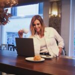 Sandra Barneda Instagram - Me encanta trabajar en cualquier sitio y es que no hay nada más cómodo que dar con dispositivos que me faciliten el trabajo y el día a día ✨ Con mi nuevo #GalaxyBook4 Pro 360 de @samsungespana no solo puedo trabajar mejor, si no, que también de manera más inteligente gracias a las nuevas funcionalidades de #GalaxyAI. La automatización de respuestas para ahorrar tiempo en tareas rutinarias, ahora es posible gracias a la integración de un asistente personal de Microsoft impulsado por IA. #Publi