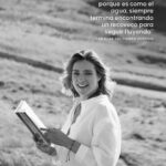 Sandra Barneda Instagram - El amor y los libros en un mismo día donde todo se llena de rosas, sonrisas y gente paseando en busca de su tesoro lector. Desde hace más de diez años no he fallado un sólo Sant Jordi para disfrutar de Barcelona, de sus calles vestidas y firmar libros a tod@s. Este año no estaré firmando, pero mi alma, como todos los Sant Jordi estará allí... disfrutando del perfume de una fiesta al amor y la cultura. Feliz Sant Jordi!!! 🌹 #SantJordi2024 Por cierto, ¿qué libro será el vuestro para este #SantJordi? *Extractos de mi última novela, ‘Las olas del tiempo perdido’ 📸 @raulphoto