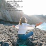 Sandra Barneda Instagram - El amor y los libros en un mismo día donde todo se llena de rosas, sonrisas y gente paseando en busca de su tesoro lector. Desde hace más de diez años no he fallado un sólo Sant Jordi para disfrutar de Barcelona, de sus calles vestidas y firmar libros a tod@s. Este año no estaré firmando, pero mi alma, como todos los Sant Jordi estará allí... disfrutando del perfume de una fiesta al amor y la cultura. Feliz Sant Jordi!!! 🌹 #SantJordi2024 Por cierto, ¿qué libro será el vuestro para este #SantJordi? *Extractos de mi última novela, ‘Las olas del tiempo perdido’ 📸 @raulphoto