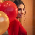 Sandy Jamal Instagram - كل عام واني بخير 🙈 اتمنى سنيني الجايه انتو تضلون موجودين ويايه❤️ شكرا عالكيكه الجميله @chef.sara90 photographer: @arsel.iq