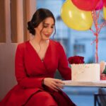 Sandy Jamal Instagram - كل عام واني بخير 🙈 اتمنى سنيني الجايه انتو تضلون موجودين ويايه❤️ شكرا عالكيكه الجميله @chef.sara90 photographer: @arsel.iq