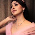 Sandy Jamal Instagram - شكرا لكل رسايلكم وكلامكم الحلو يسعدني جدا شكرا لكل شخص شاركنه فرحتنا بحفل عقد القران♥️ مجوهراتي الاحبهم ثاني مره اعتمد مجوهراتي من روسونيرو المره الاولى بالميروكس دور @rossonero.iq