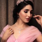 Sandy Jamal Instagram - شكرا لكل رسايلكم وكلامكم الحلو يسعدني جدا شكرا لكل شخص شاركنه فرحتنا بحفل عقد القران♥️ مجوهراتي الاحبهم ثاني مره اعتمد مجوهراتي من روسونيرو المره الاولى بالميروكس دور @rossonero.iq