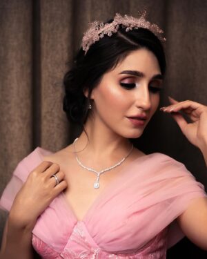 Sandy Jamal Instagram - شكرا لكل رسايلكم وكلامكم الحلو يسعدني جدا شكرا لكل شخص شاركنه فرحتنا بحفل عقد القران♥️

مجوهراتي الاحبهم ثاني مره اعتمد مجوهراتي من روسونيرو  المره الاولى بالميروكس دور 
@rossonero.iq