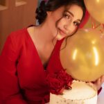Sandy Jamal Instagram - عيدكم مبارك باقي صور عيد ميلادي كلت حرامات مانزلها الكم😁 منو سندكم بالحياه؟ ياصوره احلى