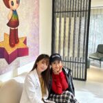 Sandy Wu Instagram - #sandywuofficial 硬擠了時間來找仙女莊醫師， 其實知道蠻多人（都大美人們） 會特地到台中找她照顧皮膚、同時看診， 原因很多，除了技術高超之外， 最棒的是環境很舒服讓人放鬆，不會壓迫感和緊張感， 畢竟這世代要自在素顏好像有點難（笑） #莊詠婷皮膚科診所 充滿藝術品還有輕聲細語的護士小姐姐👧🏻 @eternel_cc 每次來不管是臉上血管絲或是敏感的小東西， 都能穩妥地被安頓好～如此令人感動🧡 以前我看別家皮膚科都會被醫生罵⋯ 說小女生只知道熬夜吃甜食！長痘痘了吧～ （欸醫生幹嘛那麼兇啊） 啊就是還不知道怎麼照顧自己才來看你齁🐷 莊醫師超可愛，我跟他說我的困擾， 她都會仙仙地說：交給我！不擔心！ （喜翻✨） 雖然打痘痘針的時候我還是默默哭了， 實在太怕痛的我還搞笑地說一句：自然產都沒那麼痛🤣 好吧，皮膚要顧好，花點時間跑一趟台中，值得！ 以後不要再長討厭的痘子惹👊🏻 推薦給大家囉！ 今天要聽：Tank的像做一場夢