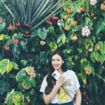Sandy Wu Instagram – #sandywuofficial

本來想寫關於看了電影旺卡的心情，又想寫奧本海默給我的啟發，還想記錄一下關於休假心滿意足卻沒有補到元氣的矛盾，但最後還是決定寫一小段話給剛好讀到這篇文章人生正在不知所措的你。

我常想，若一切都是早就預定好的路線，那我們何需努力？何須計較？又何須如此在乎？但這一路的過程我們又怎麼可能毫無顧忌？除非，就像路過人間的歌詞說的「心中渺無人煙」但若真如此，那就完全無愛了。

無愛是恐怖的，是冰冷而銳利的；如果心裡深處還有一些在乎，那恭喜，你還是有愛的。愛不是天生的，是學習來的，因為體驗到愛的美好與溫煦，進而學習如何給予別人愛。所以很多時候不愛是困難的決定；決定不愛是下下策。

當走著走著，路線看似清明卻莫名崎嶇坎坷，在艱難的時候不禁充滿無以復加的嘆息，你問為什麼、你問怎麼會、你問為什麼是你⋯無聲，經常是最早得到的答案。我也走過那樣的日子，或大或小、或長或短，在死蔭幽谷或乾涸沙漠，難受的日子，而我得出的結果是⋯就讓子彈飛吧。

給這一切一些時間，給還沒預備好的你一些時間，讓事情發生，不要嘗試阻擋或介入，學會這件事或許更為重要。知道子彈已離開槍口，但在它真正打到標的物前，我們還是有安好的部分，再少，都還有安好的部分。

反正，事實上我們也沒有什麼辦法吧？無奈兩手一攤，至少要記得深深呼吸，你內裡的容量還是夠的，你的彈性還是夠的，最重要的不是生命不被擠壓，而是釋壓後復原的彈性，resilience is key。

And as for now, let it be.
認知自己的無能為力，就是經歷奇蹟的開始。

❤️‍🩹

今天要聽：許慧欣的愛過以後