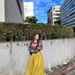 Sandy Wu Instagram - #sandywuofficial 新年的命名是：被疼愛的一年。 為了被疼愛，我也得付出心力， 不是賺取，而是用力相信他人的努力， 去接受、讓自身被囊括在疼愛之中。 衣著：@weekendmaxmara #weekendmaxmara 鞋子：@rogervivier 理解一直以來都是被疼愛的， 只是太習慣或太自然預設立場， 總是看不見身邊重要他人的疼惜憐愛。 「有的還要多給」或許是此刻最特別的提醒， 不只是充充足足，還是豐盛有餘。 被疼愛的一年，是多麼遠大又踏實的目標呀！ 只有我自己知道，誰在何時用什麼方式疼愛了我的生命， 只有我也去與之共鳴，才能實在記錄， 不只是一個都不遺漏，也自然建立信心的路徑， 啊對啦，訓練自己知道自己是多麼被疼愛的人啦！ 就是這個意思。 不是成為，而是知道。 其他的福氣安康會如影隨形， 點點滴滴都將匯聚成最澎湃洶湧的模樣。 是這樣的一年。 今天要聽：孫燕姿的樣子