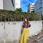 Sandy Wu Instagram - #sandywuofficial 新年的命名是：被疼愛的一年。 為了被疼愛，我也得付出心力， 不是賺取，而是用力相信他人的努力， 去接受、讓自身被囊括在疼愛之中。 衣著：@weekendmaxmara #weekendmaxmara 鞋子：@rogervivier 理解一直以來都是被疼愛的， 只是太習慣或太自然預設立場， 總是看不見身邊重要他人的疼惜憐愛。 「有的還要多給」或許是此刻最特別的提醒， 不只是充充足足，還是豐盛有餘。 被疼愛的一年，是多麼遠大又踏實的目標呀！ 只有我自己知道，誰在何時用什麼方式疼愛了我的生命， 只有我也去與之共鳴，才能實在記錄， 不只是一個都不遺漏，也自然建立信心的路徑， 啊對啦，訓練自己知道自己是多麼被疼愛的人啦！ 就是這個意思。 不是成為，而是知道。 其他的福氣安康會如影隨形， 點點滴滴都將匯聚成最澎湃洶湧的模樣。 是這樣的一年。 今天要聽：孫燕姿的樣子