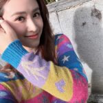 Sandy Wu Instagram - #sandywuofficial 新年的命名是：被疼愛的一年。 為了被疼愛，我也得付出心力， 不是賺取，而是用力相信他人的努力， 去接受、讓自身被囊括在疼愛之中。 衣著：@weekendmaxmara #weekendmaxmara 鞋子：@rogervivier 理解一直以來都是被疼愛的， 只是太習慣或太自然預設立場， 總是看不見身邊重要他人的疼惜憐愛。 「有的還要多給」或許是此刻最特別的提醒， 不只是充充足足，還是豐盛有餘。 被疼愛的一年，是多麼遠大又踏實的目標呀！ 只有我自己知道，誰在何時用什麼方式疼愛了我的生命， 只有我也去與之共鳴，才能實在記錄， 不只是一個都不遺漏，也自然建立信心的路徑， 啊對啦，訓練自己知道自己是多麼被疼愛的人啦！ 就是這個意思。 不是成為，而是知道。 其他的福氣安康會如影隨形， 點點滴滴都將匯聚成最澎湃洶湧的模樣。 是這樣的一年。 今天要聽：孫燕姿的樣子