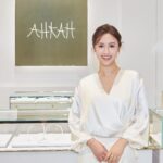Sandy Wu Instagram - #sandywuofficial AHKAH 新光三越忠孝Diamond Towers店 開幕了！ @ahkah_official 今天配戴最新上市的「AHKAH signature」Chandelier 系列👀 #AHKAH 珠寶與配戴者的內在產生共鳴，提升個人魅力， 完美展現個人優雅自在的搭配風格， 18K黃金的弧形線條加上鑽石，好細緻，好好看😍 喜歡日系 Fine Jewelry 的精緻工藝， 好有氣質，配日常白襯衫牛仔褲或正式服裝都行， 還可以隨意混搭疊搭，轉方向又有不同的樣貌～ 🧡 今天要聽：IU的Love Wins All #AHKAHsignature