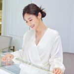 Sandy Wu Instagram - #sandywuofficial AHKAH 新光三越忠孝Diamond Towers店 開幕了！ @ahkah_official 今天配戴最新上市的「AHKAH signature」Chandelier 系列👀 #AHKAH 珠寶與配戴者的內在產生共鳴，提升個人魅力， 完美展現個人優雅自在的搭配風格， 18K黃金的弧形線條加上鑽石，好細緻，好好看😍 喜歡日系 Fine Jewelry 的精緻工藝， 好有氣質，配日常白襯衫牛仔褲或正式服裝都行， 還可以隨意混搭疊搭，轉方向又有不同的樣貌～ 🧡 今天要聽：IU的Love Wins All #AHKAHsignature