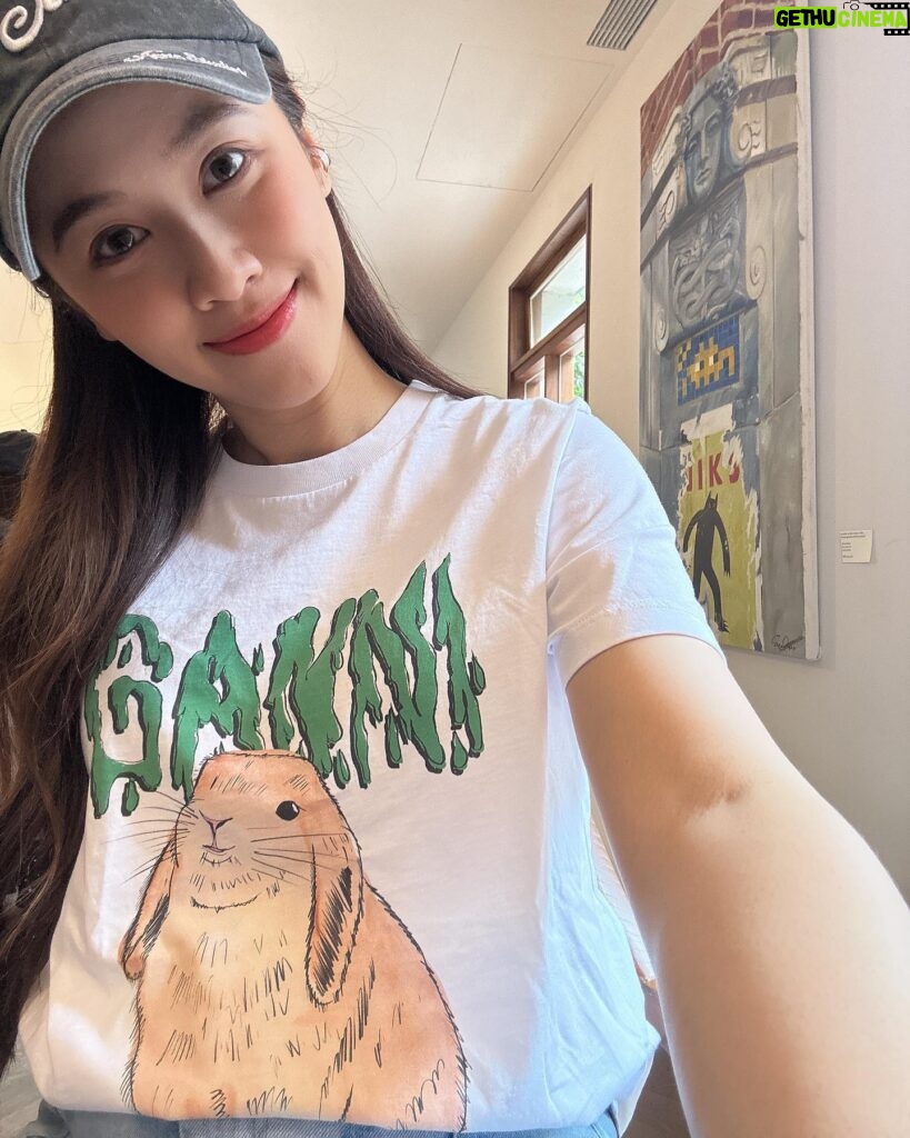 Sandy Wu Instagram - #sandywuofficial Loving, supporting, and purchasing…come hand in hand. You know. 我是不知道為什麼一個假日約朋友吃飯還會有側拍花絮啦， 可能是太難得了，可以一起鬆軟軟地聊天， 沒有緊張兮兮的時間壓力，也沒有什麼工商服務時間。 但這些照片太可愛了，也幫助我記住生活要怎麼過， 是生活，不是過活，更不是存活！！！ 要不斷提醒自己。 衣裙 @ganni 鞋 @marni 包 @hermes 店 @nomelofficial 闆 @wangmelinda 友 @yehfuhsuan 放假的時候也用了一些時間整理我的書、鞋、包， 該汰換或讓它們找到更美好更合適的地方了。 書本應該是捐給機構或送今天星期姍的podcast群組， 鞋子（高跟鞋居多）隨著兩次孕程都已不合腳， 名貴的包包們，雖然我還是覺得你們好美， 但在生活中很可惜找不到亮相的機會⋯ 或許就轉賣出去讓它們被更加地疼惜吧" 那該怎麼做呢？ 我不知道🤪 舉辦過實體二手拍、也曾經發上網轉賣， 但都很難做到「讓真的愛它們的人擁有它們」🥲 所以⋯我還在想，看能怎麼處理， 到底要怎麼做才能配對成功呢？ Anyways, 清爽與順手是目前屋子裡生活軌跡的重要標準， 除了一切有該去的地方，也慢慢慢慢地讓這些虛擬的動線不打架， 齁⋯真的要耗費很多心思佈局耶，給自己拍拍手， 我蒸蚌🎉 今天要聽：SHE的我愛雨夜花