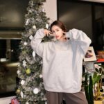 Sandy Wu Instagram - #sandywuofficial 卸下聖誕裝飾與燈串之前最後再快速拍張照， 謝謝你們過去這兩個月的閃耀🪩 季節性單品真的很吃生活節奏， 太忙碌的話，一不小心時間過完還沒欣賞到。 （釀超可惜耶～） 衣： @studiodoe 褲： @meisseymiyake_official 樹： @nikoand_taipei 接下來過年氛圍可以換上， 等大夥兒都齊全了再來拍拍照📷 人生有這麼多時節，有這麼多面向， 有這麼多美麗與哀愁，很多過不去的點， 一個眼神或擁抱就突然跨越了。 感謝，感謝過去一路都充實真心， 擁有滿盈的智慧並善良，如軟墊般襯底， 很多事情都可以過得去⋯ 我的魂啊，不要憂心、不要喪氣， 只要相信。 相信奇蹟。 今天要聽：True by Yoari