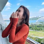 Sandy Wu Instagram – #sandywuofficial

The best view 🧘🏻‍♀️

心目中第一名依然是新加坡
好喜歡、好享受、好好吃
邊工作邊放鬆

Can’t wait to visit again’

👗 @hm #HMStudio

今天要聽：鳳飛飛的可愛的玫瑰花