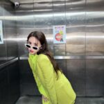 Sandy Wu Instagram - #sandywuofficial 我實在很心疼因為生病治療而有後遺症或副作用的朋友， 身邊不少人是抗癌鬥士，有正在努力中， 也有只剩下固定回診即可，共通點是⋯他們都受傷了。 身心靈的傷很大很深， 尤其女孩子，外貌上的改變總是讓她們身心俱疲， 很心疼、真的很心疼， 當然也會想為什麼為什麼⋯ 但最近我學習到的一件事就是：I stopped asking why. 太多的為什麼都有解，只是我們不一定聽得懂， 對這大千世界來說，所有的一切都鐵定環環相扣， 而我們⋯永遠都還是「太嫩」。 既然不懂就算了吧，別問了， 除了面對，就是盡力預防 #做到損害控制 就好， 盡量，就好。 👕 @boss #beyourownboss 👓 @gentlemonster 前陣子，完成化療的好姐妹詢問了我代言的 #潔比爾 療程， 除了皮膚保養也希望可以諮詢看看育髮療程， 我建議一律都選擇 #原廠認證診所 比較安心有保障， 讓療程效果與安全性都是經過確認的， 才不會為了照顧自己變漂亮而受到委屈。 到診所都要主動確認原廠 #防偽認證三步驟 ， 避免購買到非原廠認證之他牌設備療程， 造成安全上可能發生的隱憂。 （1）到原廠官網查詢認證診所，也可要求診所出示原廠認證證書 （2）辦識從合法管道購買的原廠儀器（灰白色JETPRO機身）避免使用到仿冒設備 （3）辨識原廠客製化JETCARE精華液，才不會用到超恐怖來歷不明的保養品 女孩子對自己的身體容貌有各種焦慮是現在通病， （男孩子也是，而且還常常不被認可） 但有什麼就盡力珍惜什麼，想變更好也行， 主要是心情別過度受影響⋯因為真的太不值得了。 最後，我發現我寫了好幾次詳細介紹大家都不認真看！ 潔比爾不會痛！不會接觸皮膚！沒有修復期！沒有傷口！ 潔比爾主要是保養！！！ 把保養品霧化再用航太噴射科技打到皮層裡！ 冰涼舒服，只需半小時，午餐時間完成，下午啵兒亮✨ 別再猶豫，快去預約，報告完畢。 今天要聽：梁靜茹的愛久見人心 #JETPEEL #潔比爾原廠認證 ＃開啟原生肌膚之旅 @jetpeel_taiwan