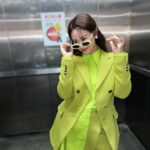 Sandy Wu Instagram - #sandywuofficial 我實在很心疼因為生病治療而有後遺症或副作用的朋友， 身邊不少人是抗癌鬥士，有正在努力中， 也有只剩下固定回診即可，共通點是⋯他們都受傷了。 身心靈的傷很大很深， 尤其女孩子，外貌上的改變總是讓她們身心俱疲， 很心疼、真的很心疼， 當然也會想為什麼為什麼⋯ 但最近我學習到的一件事就是：I stopped asking why. 太多的為什麼都有解，只是我們不一定聽得懂， 對這大千世界來說，所有的一切都鐵定環環相扣， 而我們⋯永遠都還是「太嫩」。 既然不懂就算了吧，別問了， 除了面對，就是盡力預防 #做到損害控制 就好， 盡量，就好。 👕 @boss #beyourownboss 👓 @gentlemonster 前陣子，完成化療的好姐妹詢問了我代言的 #潔比爾 療程， 除了皮膚保養也希望可以諮詢看看育髮療程， 我建議一律都選擇 #原廠認證診所 比較安心有保障， 讓療程效果與安全性都是經過確認的， 才不會為了照顧自己變漂亮而受到委屈。 到診所都要主動確認原廠 #防偽認證三步驟 ， 避免購買到非原廠認證之他牌設備療程， 造成安全上可能發生的隱憂。 （1）到原廠官網查詢認證診所，也可要求診所出示原廠認證證書 （2）辦識從合法管道購買的原廠儀器（灰白色JETPRO機身）避免使用到仿冒設備 （3）辨識原廠客製化JETCARE精華液，才不會用到超恐怖來歷不明的保養品 女孩子對自己的身體容貌有各種焦慮是現在通病， （男孩子也是，而且還常常不被認可） 但有什麼就盡力珍惜什麼，想變更好也行， 主要是心情別過度受影響⋯因為真的太不值得了。 最後，我發現我寫了好幾次詳細介紹大家都不認真看！ 潔比爾不會痛！不會接觸皮膚！沒有修復期！沒有傷口！ 潔比爾主要是保養！！！ 把保養品霧化再用航太噴射科技打到皮層裡！ 冰涼舒服，只需半小時，午餐時間完成，下午啵兒亮✨ 別再猶豫，快去預約，報告完畢。 今天要聽：梁靜茹的愛久見人心 #JETPEEL #潔比爾原廠認證 ＃開啟原生肌膚之旅 @jetpeel_taiwan