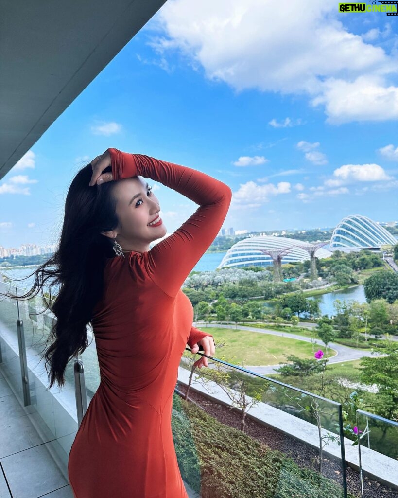 Sandy Wu Instagram - #sandywuofficial The best view 🧘🏻‍♀️ 心目中第一名依然是新加坡 好喜歡、好享受、好好吃 邊工作邊放鬆 Can’t wait to visit again’ 👗 @hm #HMStudio 今天要聽：鳳飛飛的可愛的玫瑰花