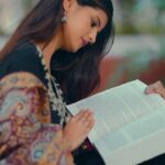 Saniya Shaikh Instagram - Kahani Meri…🖤🥀 . . Edit by : @sumit_pixels_videography . . . . . . . . . . . . . #sanufam #sanulove #smile #love #reelkarofeelkaro #reelitfeelit #old #dream #foryou #reelsinstagram #book #sad #story #content #library