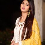 Saniya Shaikh Instagram - Aye Eid 🌙 🤍 . . Outfit by : @little.missy95 . . Shoot by : @pune_wedding_photographer004 . . . . . . . . . . . . #sanufam #sanulove #smile #love #foryou #kbye #eid #eidmubarak #reelitfeelit #reelinstagram #reelkarofeelkaro #look #eidlook #shoot